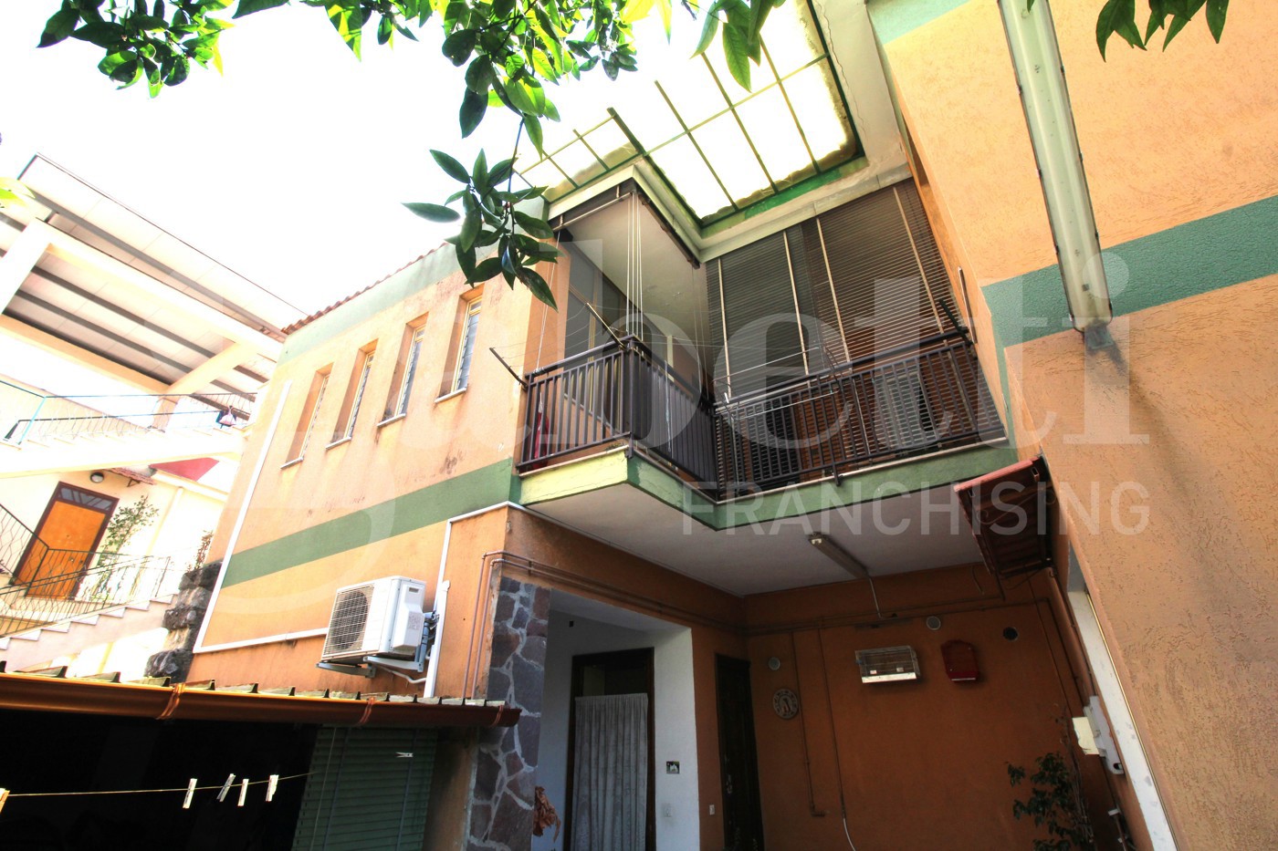Casa indipendente con box doppio a Arzano
