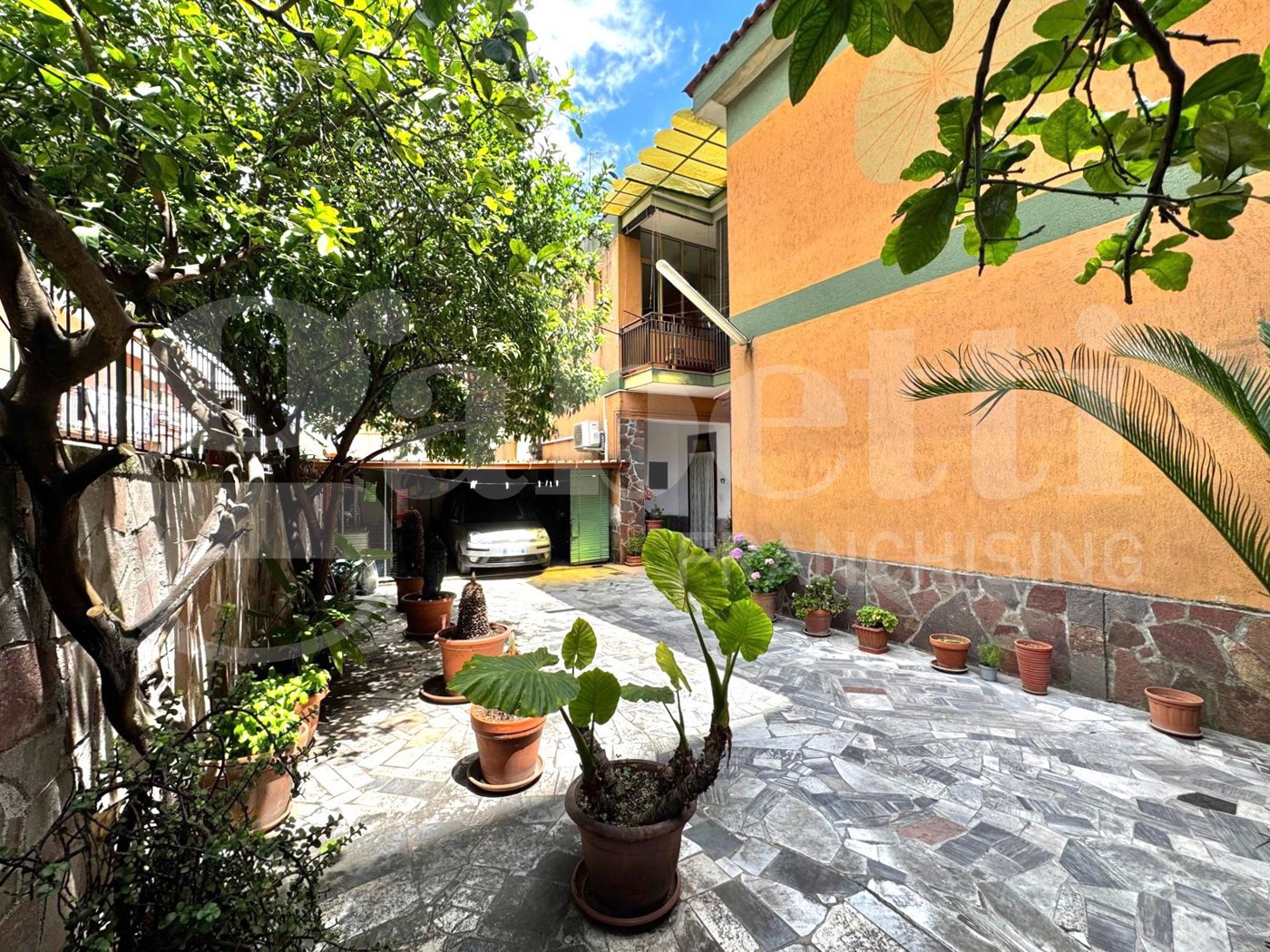 Casa indipendente con box doppio a Arzano