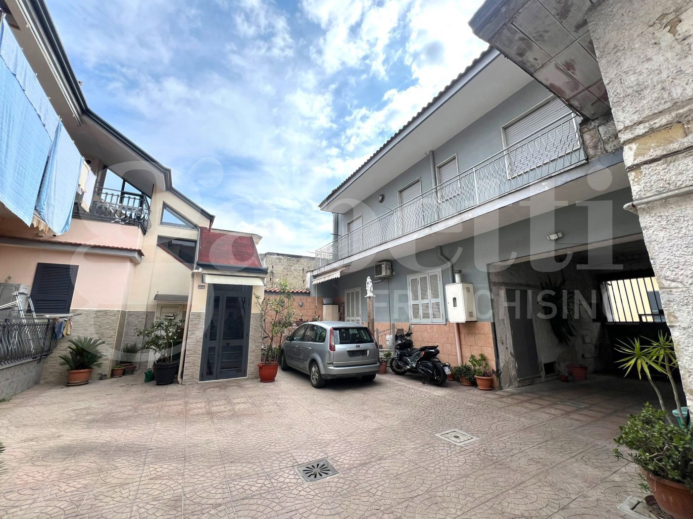 Casa indipendente con box a Arzano