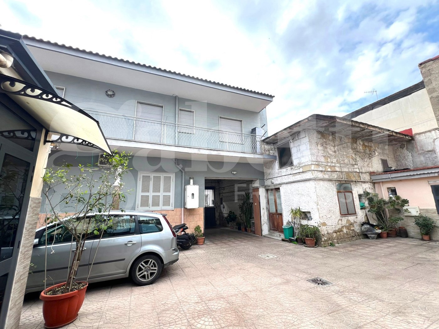 Casa indipendente con box a Arzano