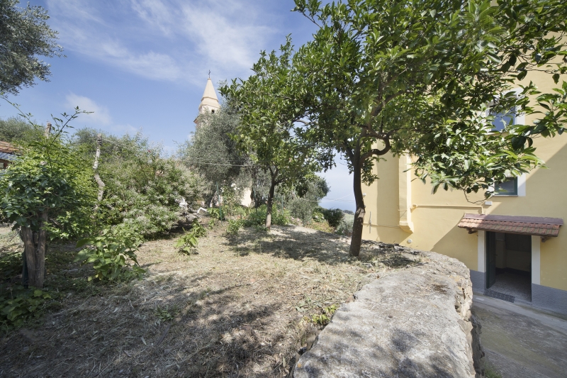 Trilocale con giardino a Diano Marina