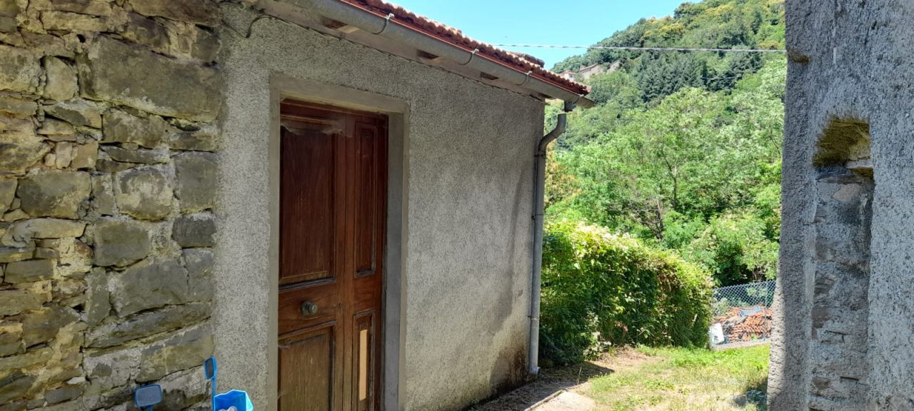 Rustico con giardino a San Marcello Piteglio