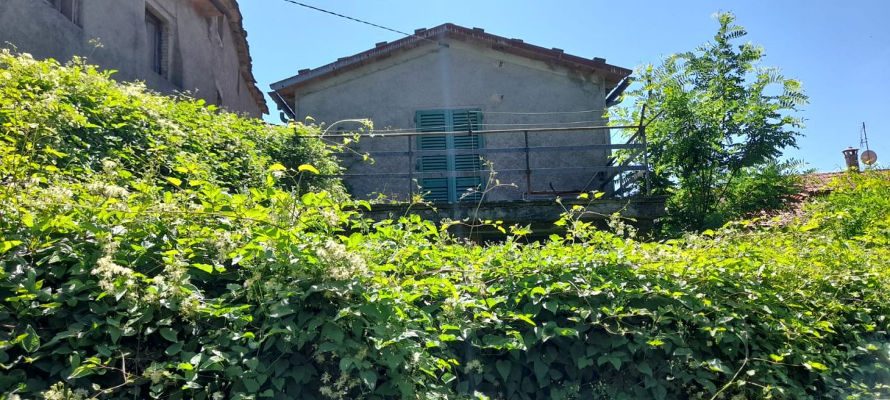 Rustico con giardino a San Marcello Piteglio