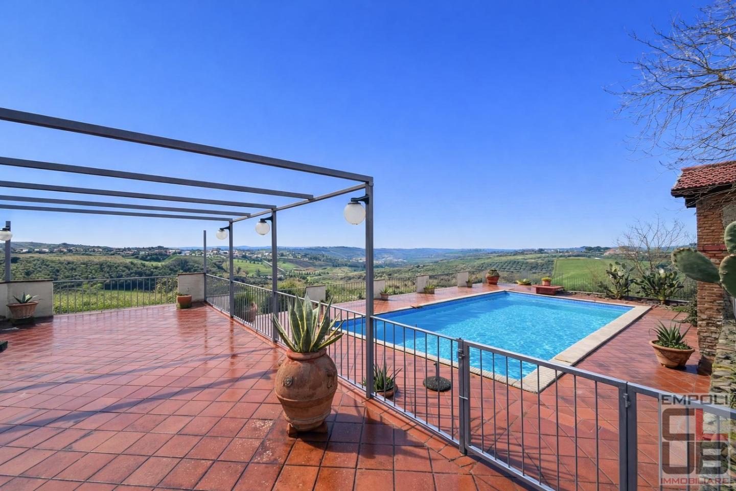 Rustico con terrazzi a Vinci