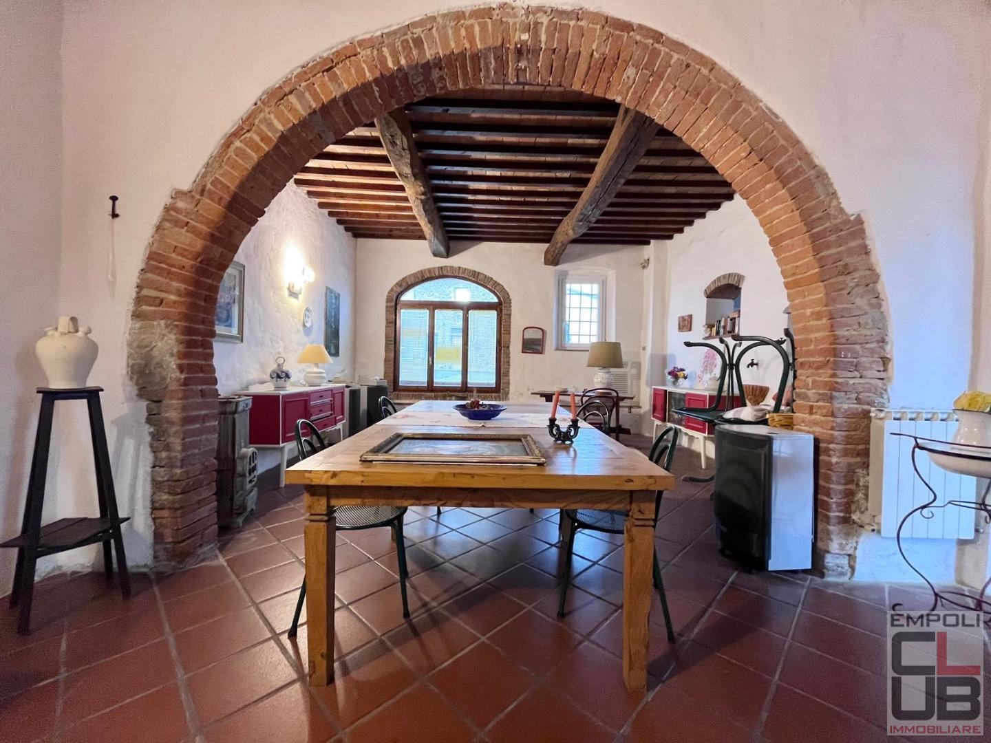 Rustico con terrazzi a Vinci