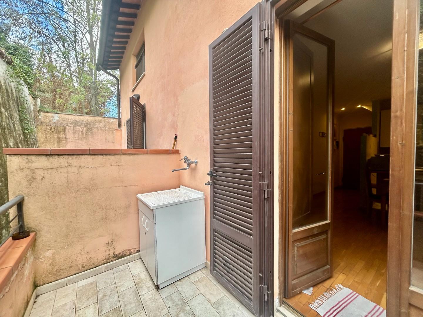 Bilocale con terrazzo, Siena ovile esterna