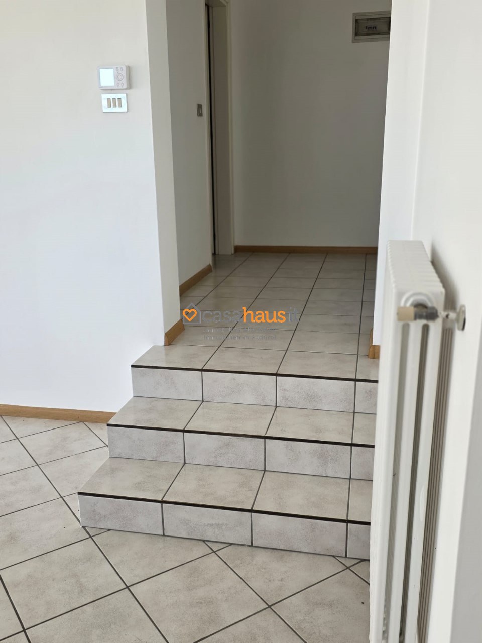 Negozio con box doppio a Ora