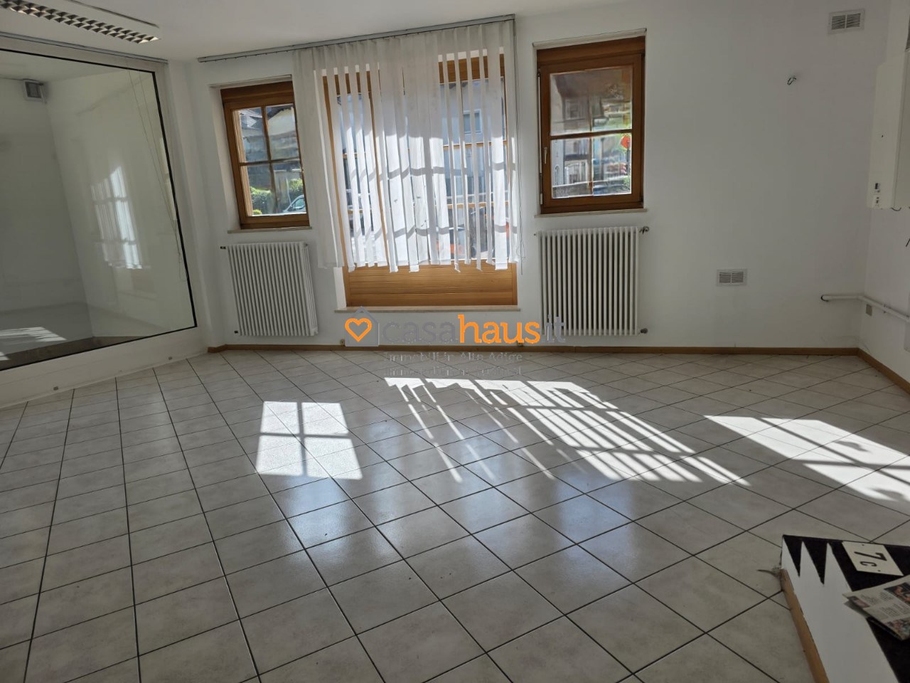 Negozio con box doppio a Ora