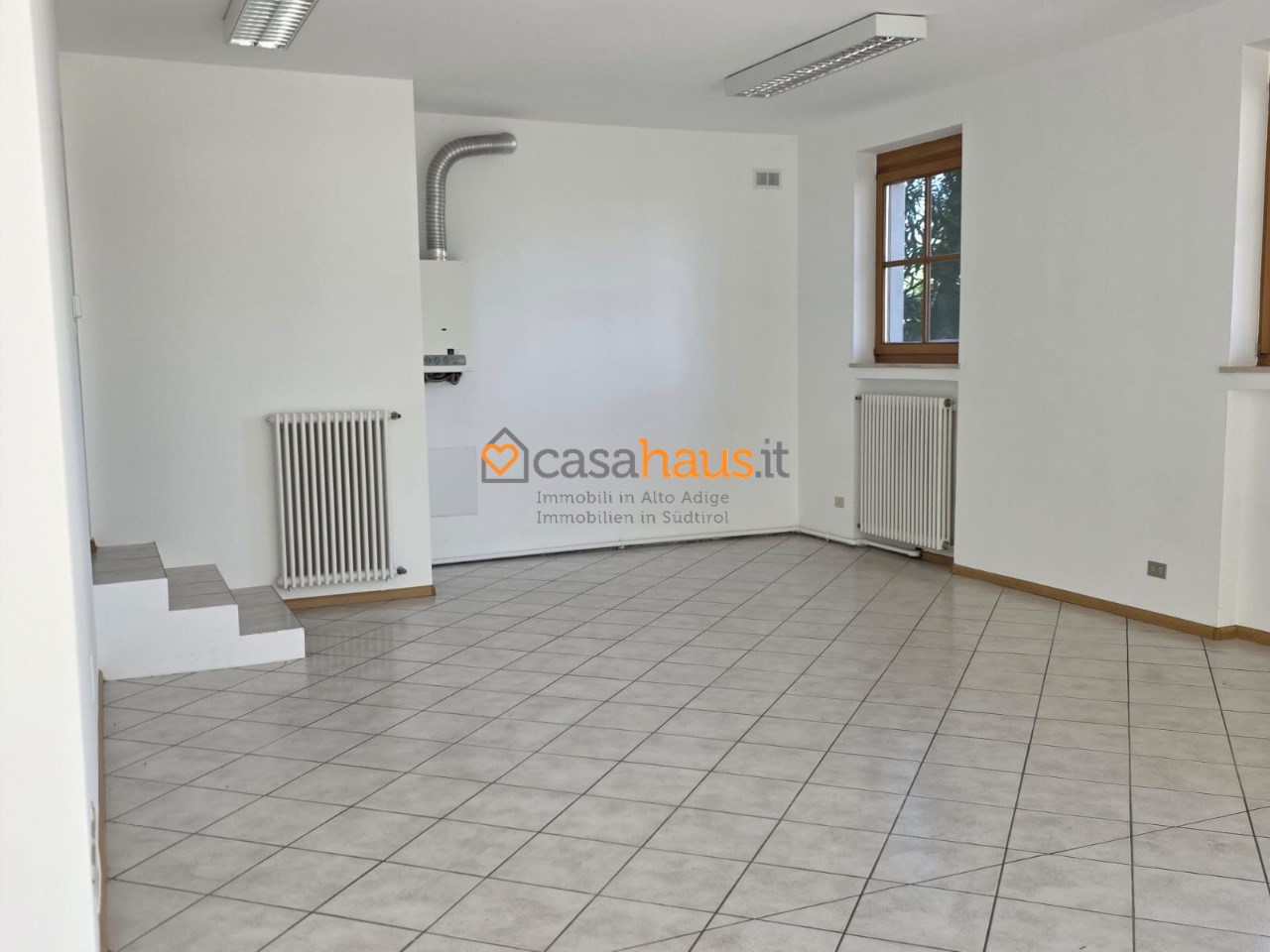 Negozio con box doppio a Ora