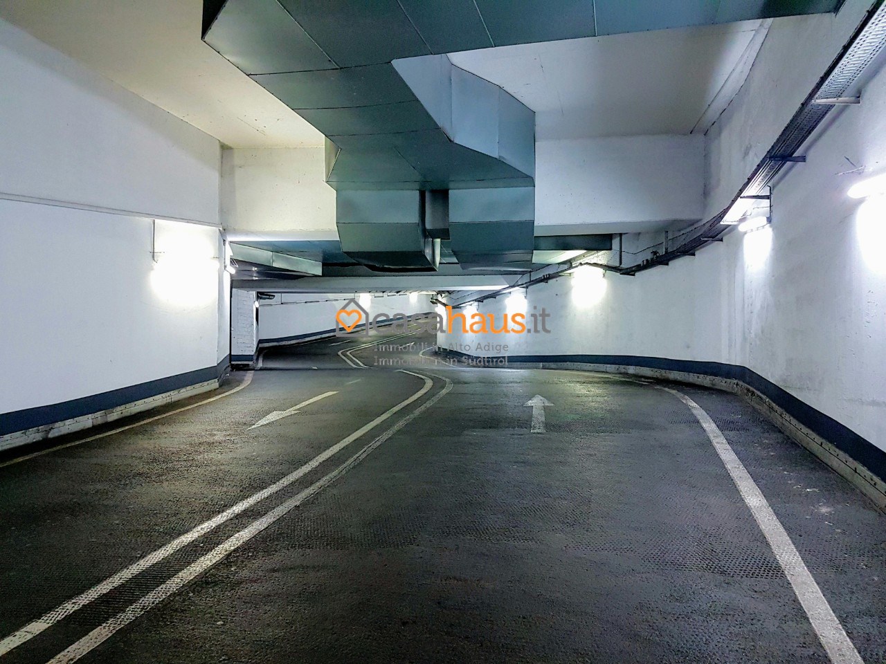 Posto auto coperto in vendita a Ora