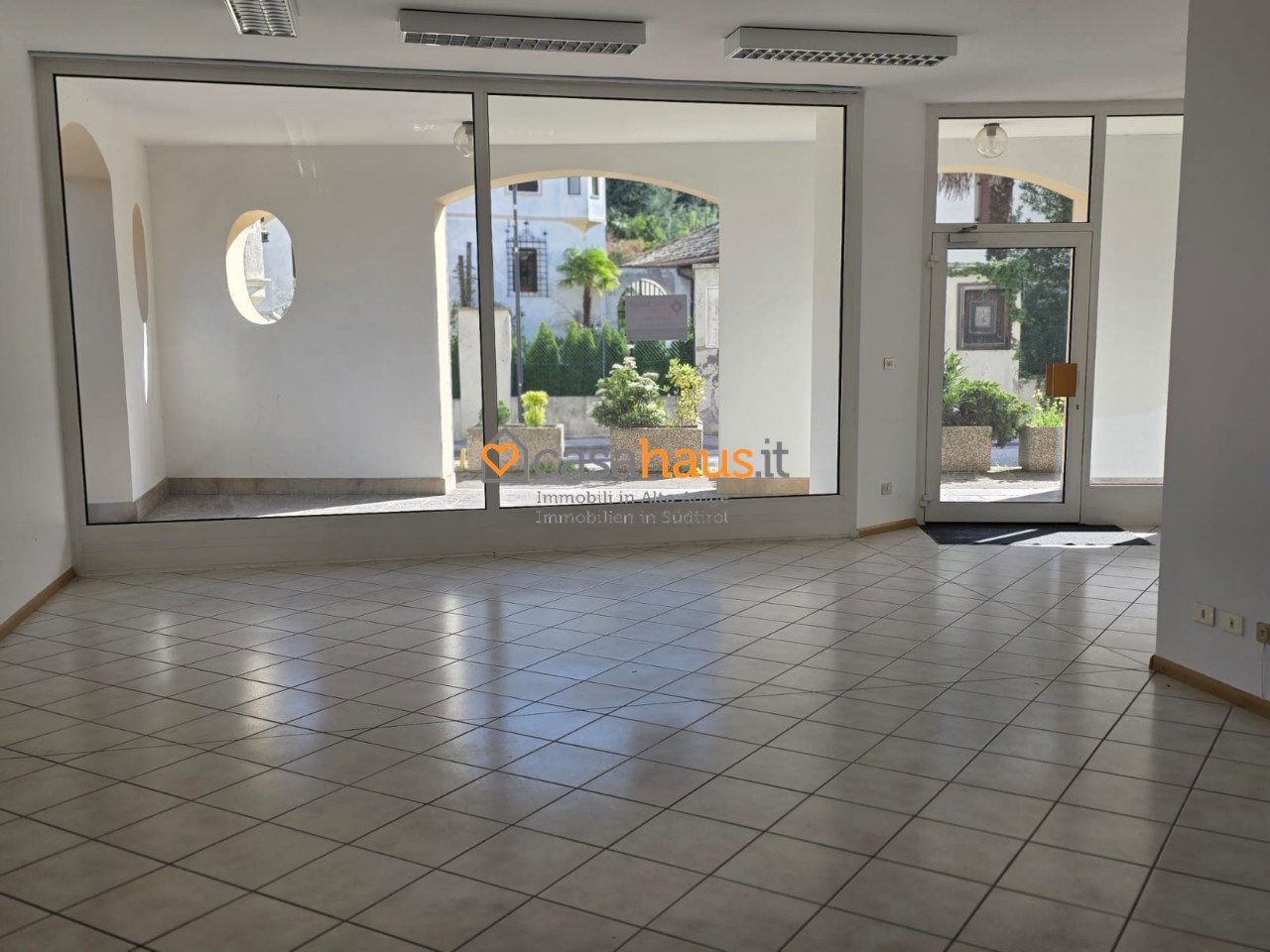 Negozio in vendita a Ora