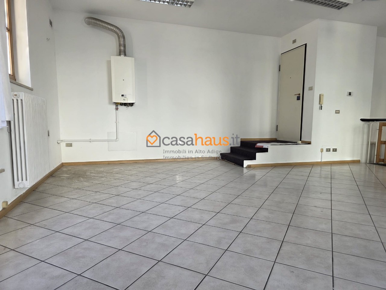 Negozio in vendita a Ora