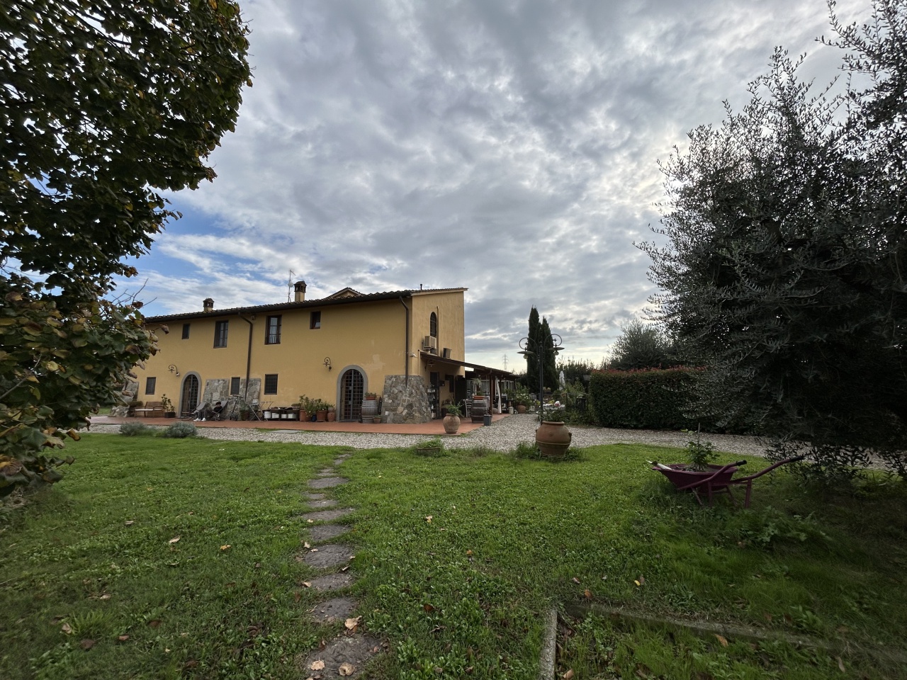 Rustico con giardino in via bardazzi, Signa