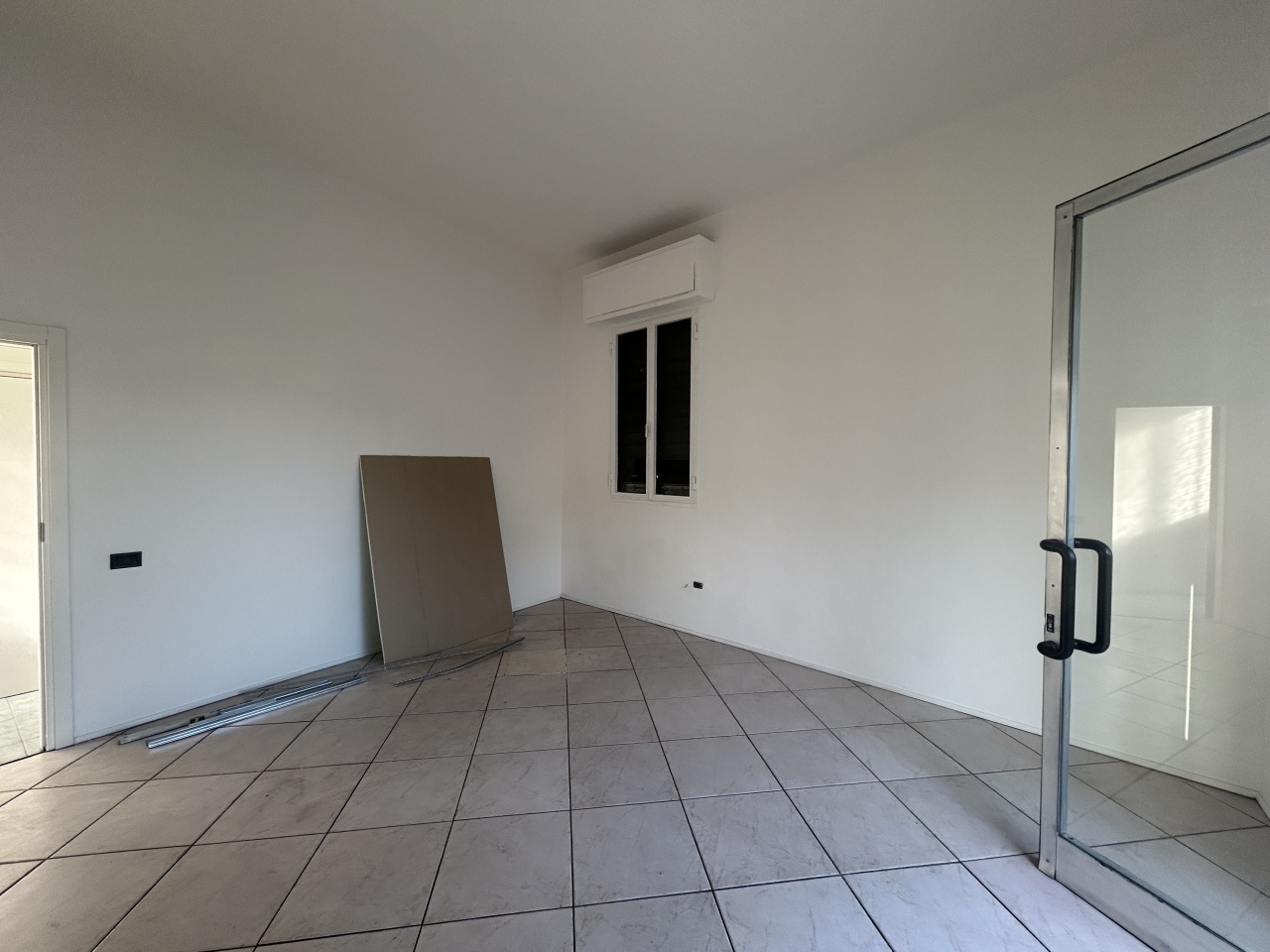 Locale commerciale in affitto in via dei confini, Campi Bisenzio