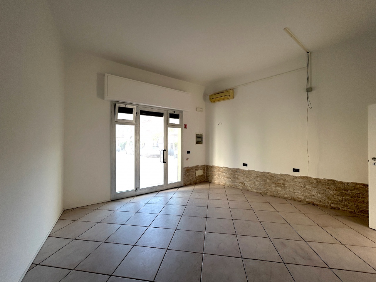 Locale commerciale in affitto in via dei confini, Campi Bisenzio