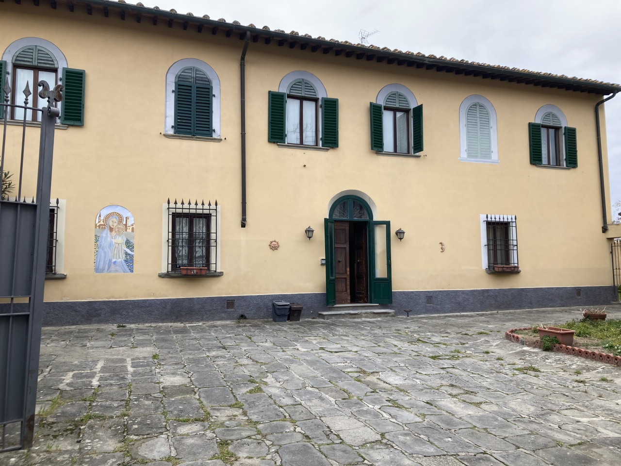 Villa con giardino in via pistoiese, Campi Bisenzio