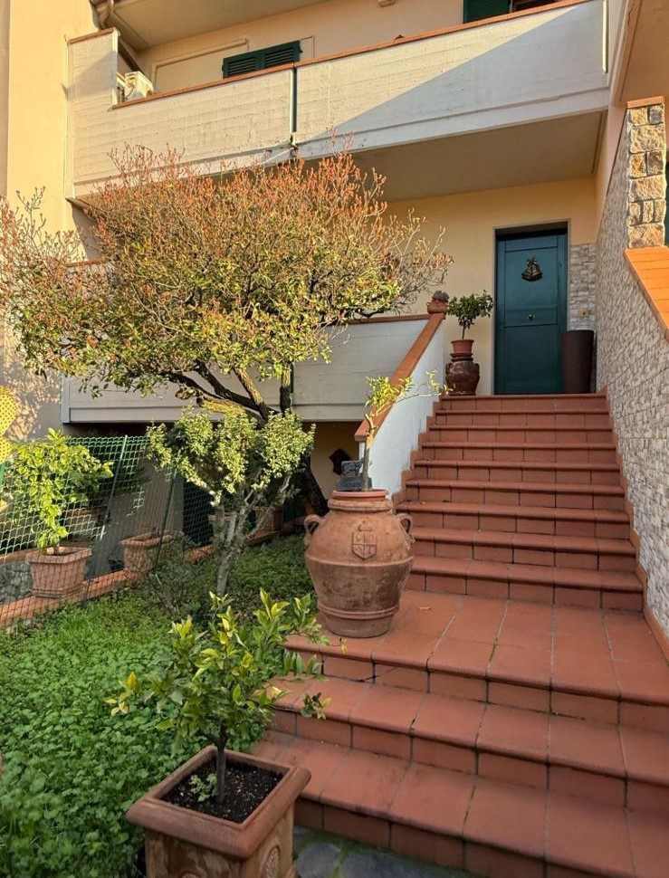 Villa con giardino in via becagli, Poggio a Caiano