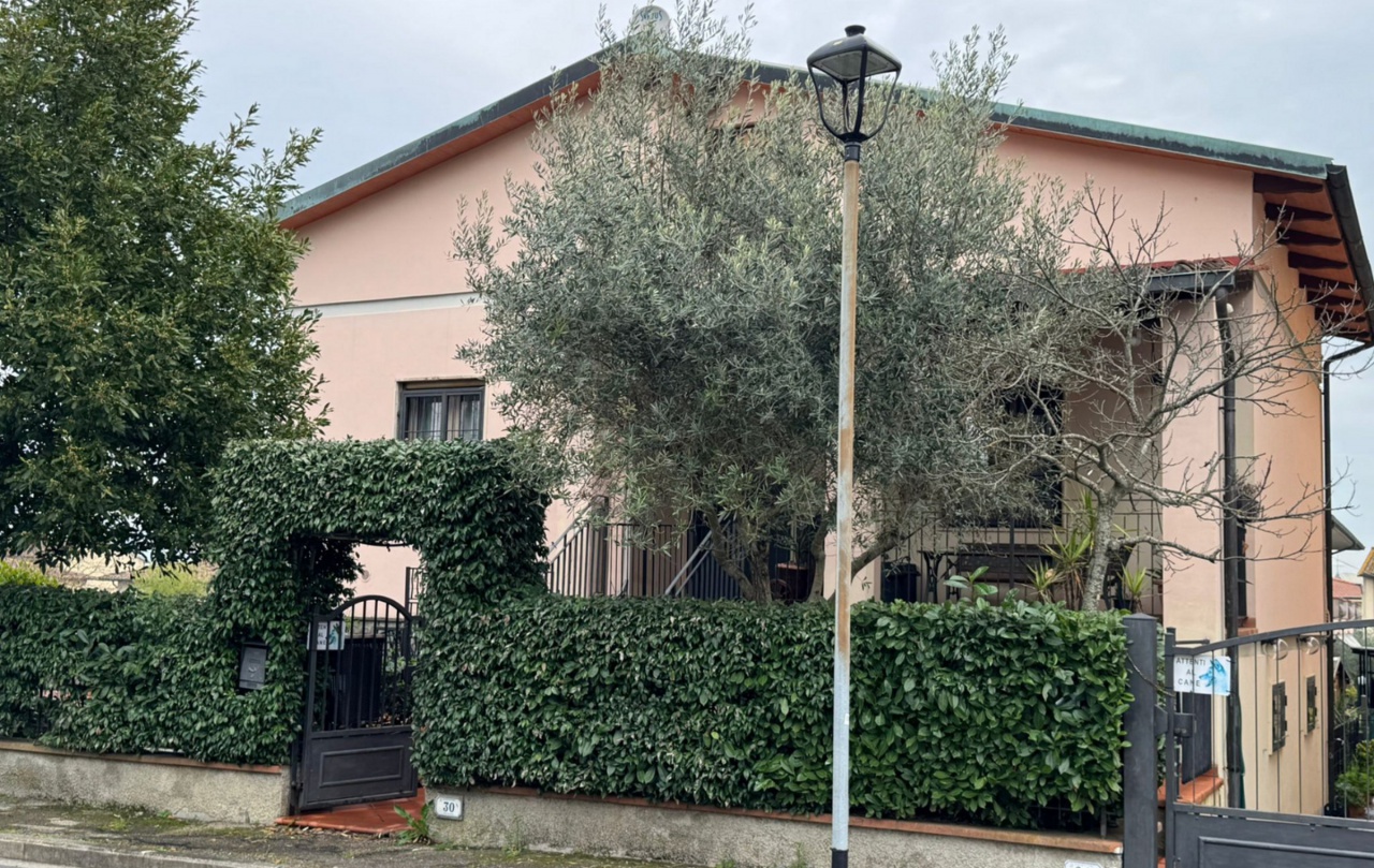 Casa indipendente con giardino in via michelangelo buonarroti, Signa