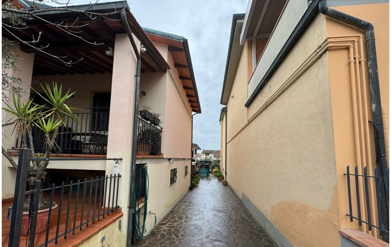 Casa indipendente con giardino in via michelangelo buonarroti, Signa