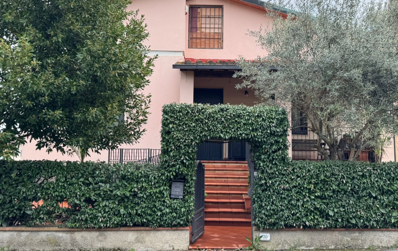 Casa indipendente con giardino in via michelangelo buonarroti, Signa