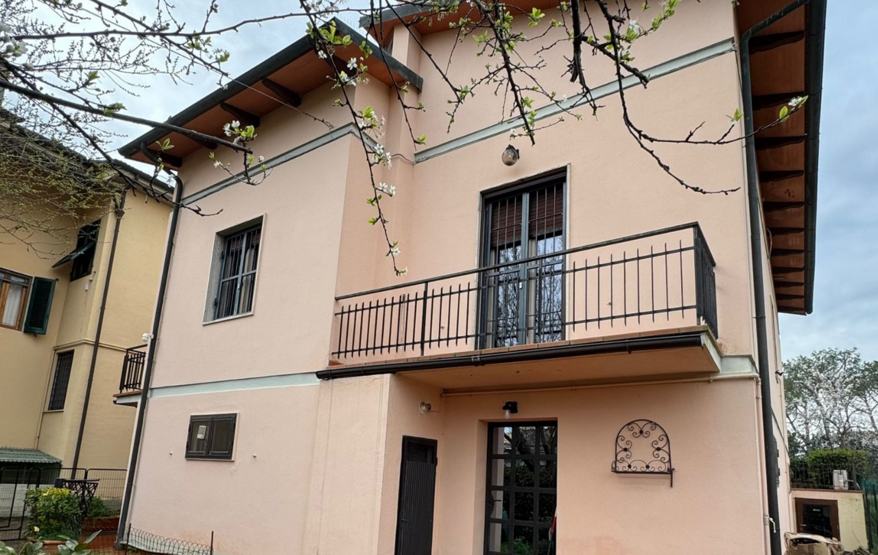 Casa indipendente con giardino in via michelangelo buonarroti, Signa