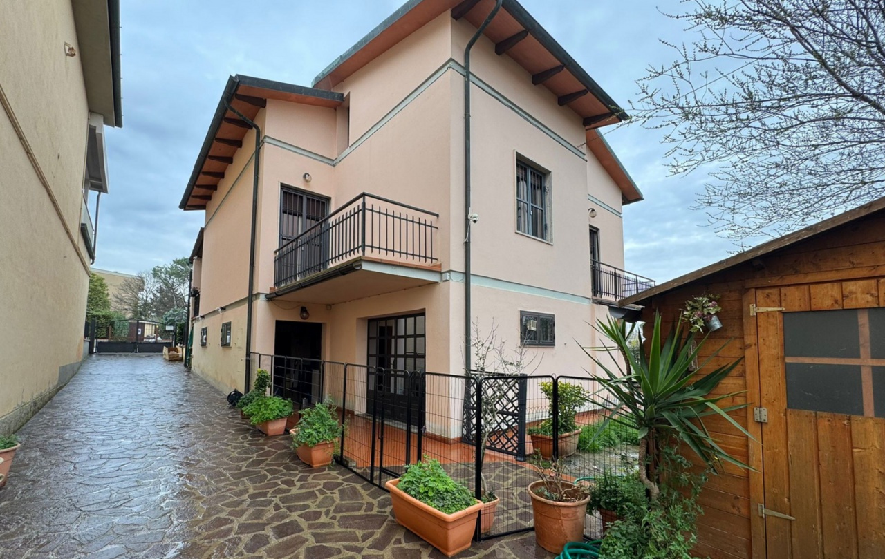 Casa indipendente con giardino in via michelangelo buonarroti, Signa