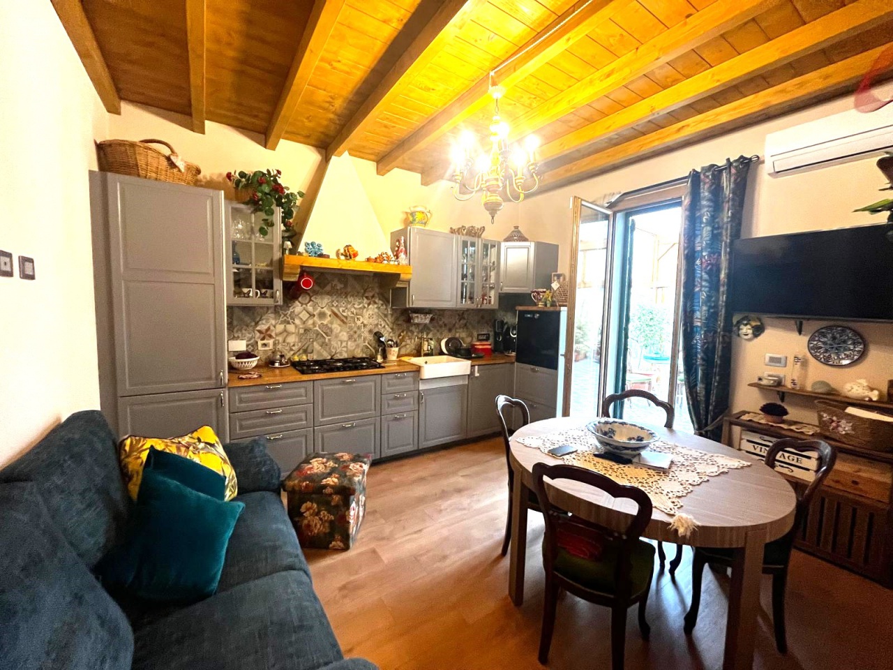 Casa indipendente con terrazzo in via tesi, Campi Bisenzio