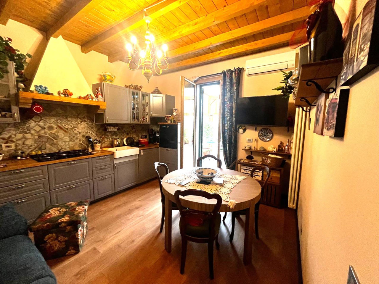 Casa indipendente con terrazzo in via tesi, Campi Bisenzio