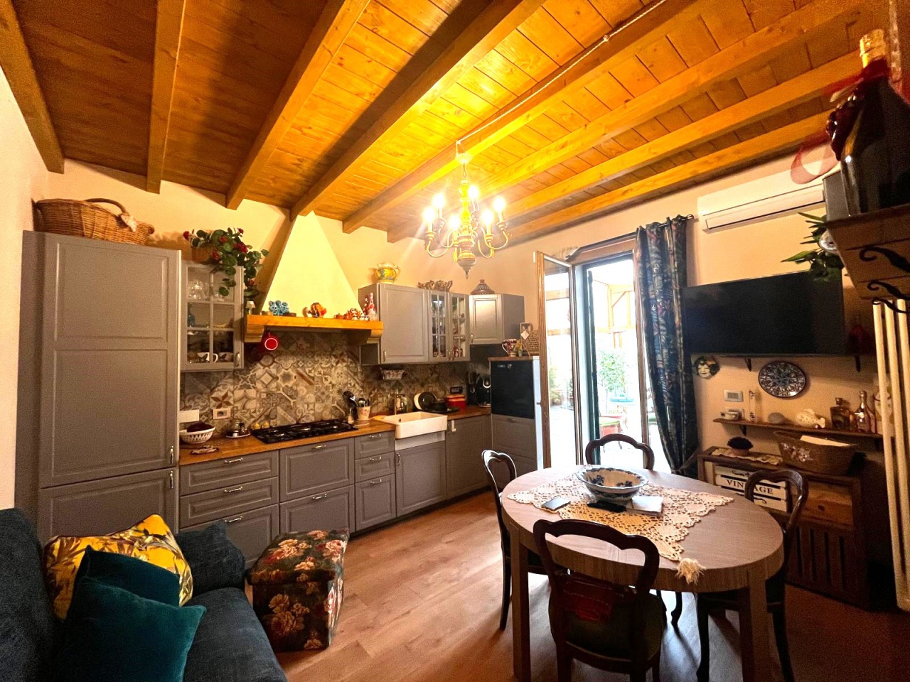 Casa indipendente con terrazzo in via tesi, Campi Bisenzio