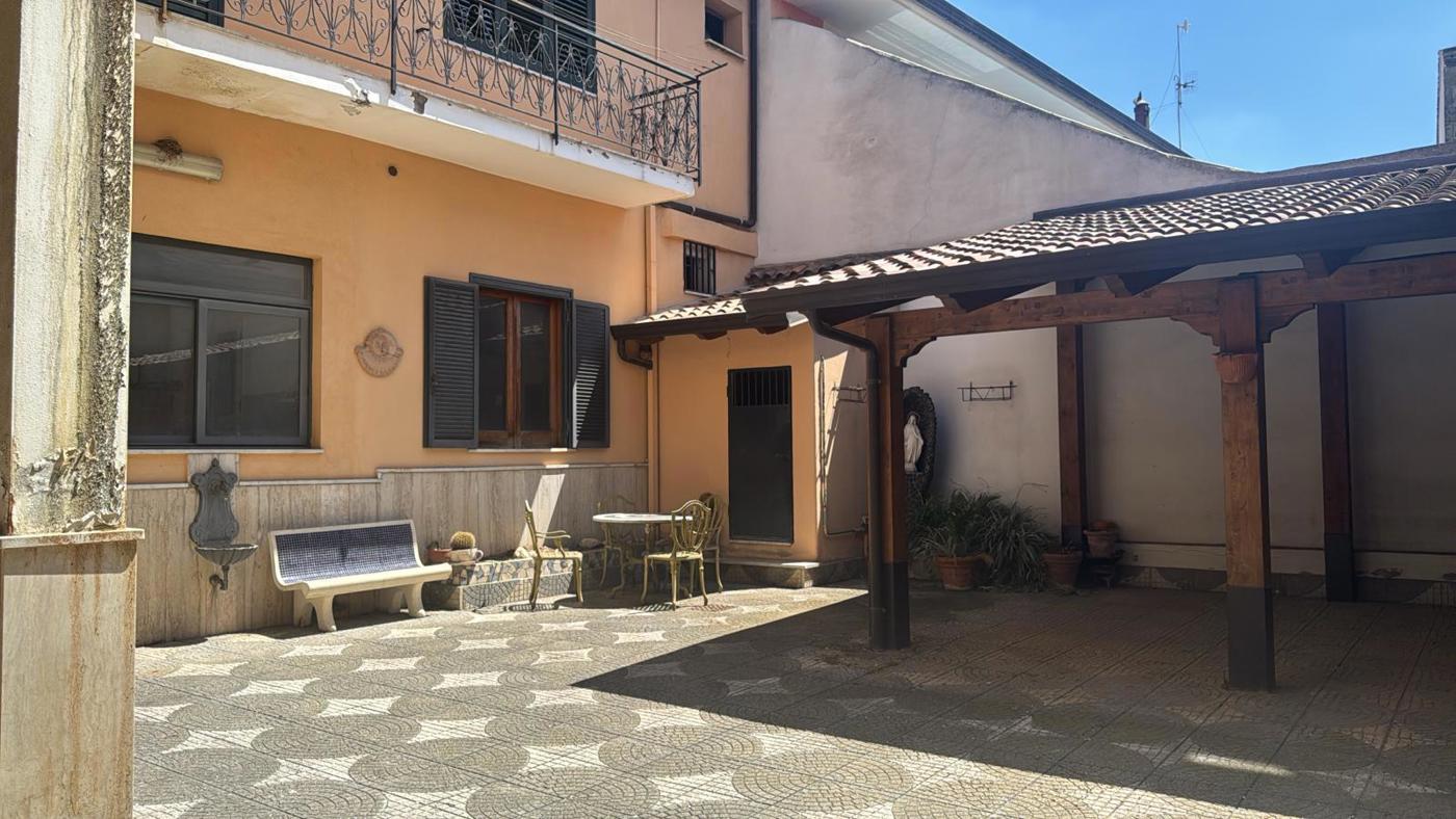 Stabile/Palazzo con giardino a Trentola-Ducenta
