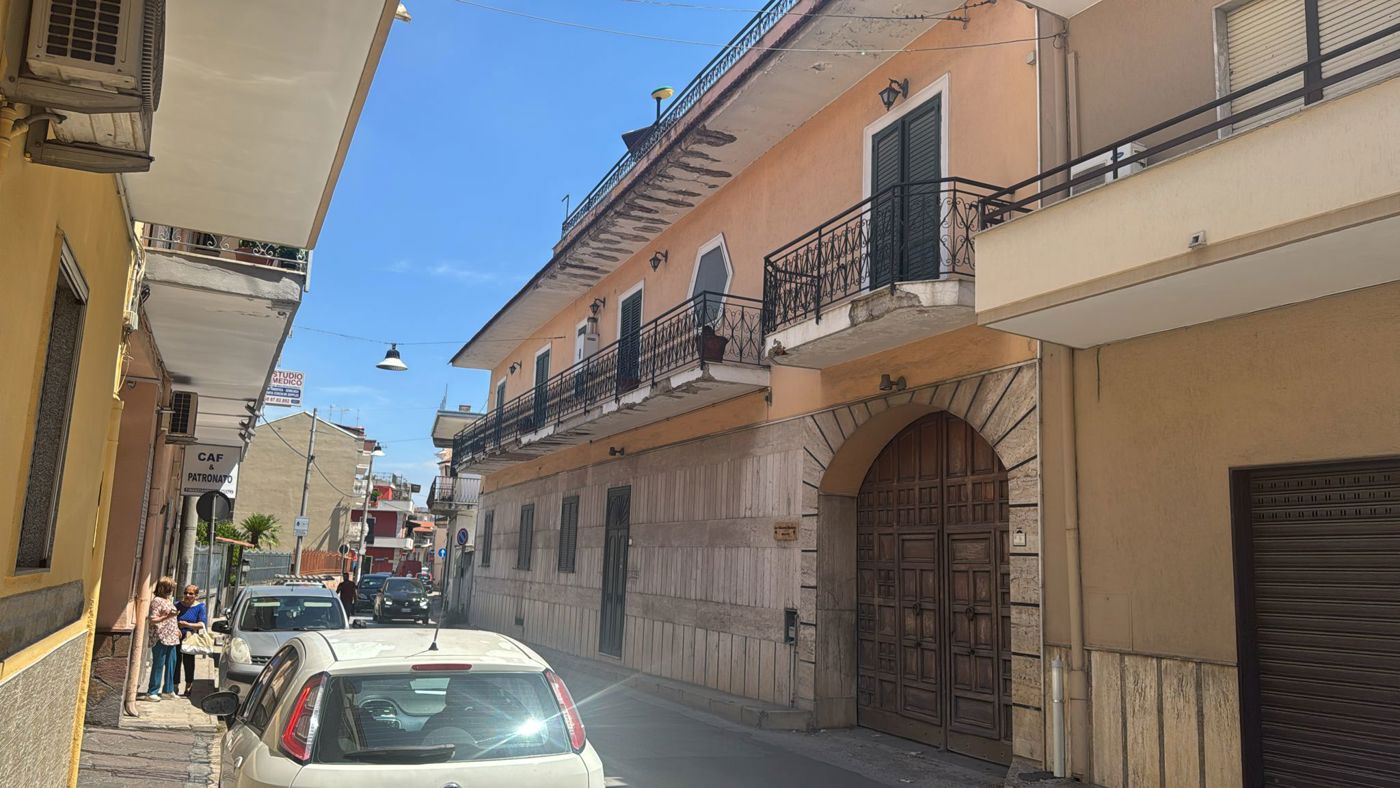 Stabile/Palazzo con giardino a Trentola-Ducenta