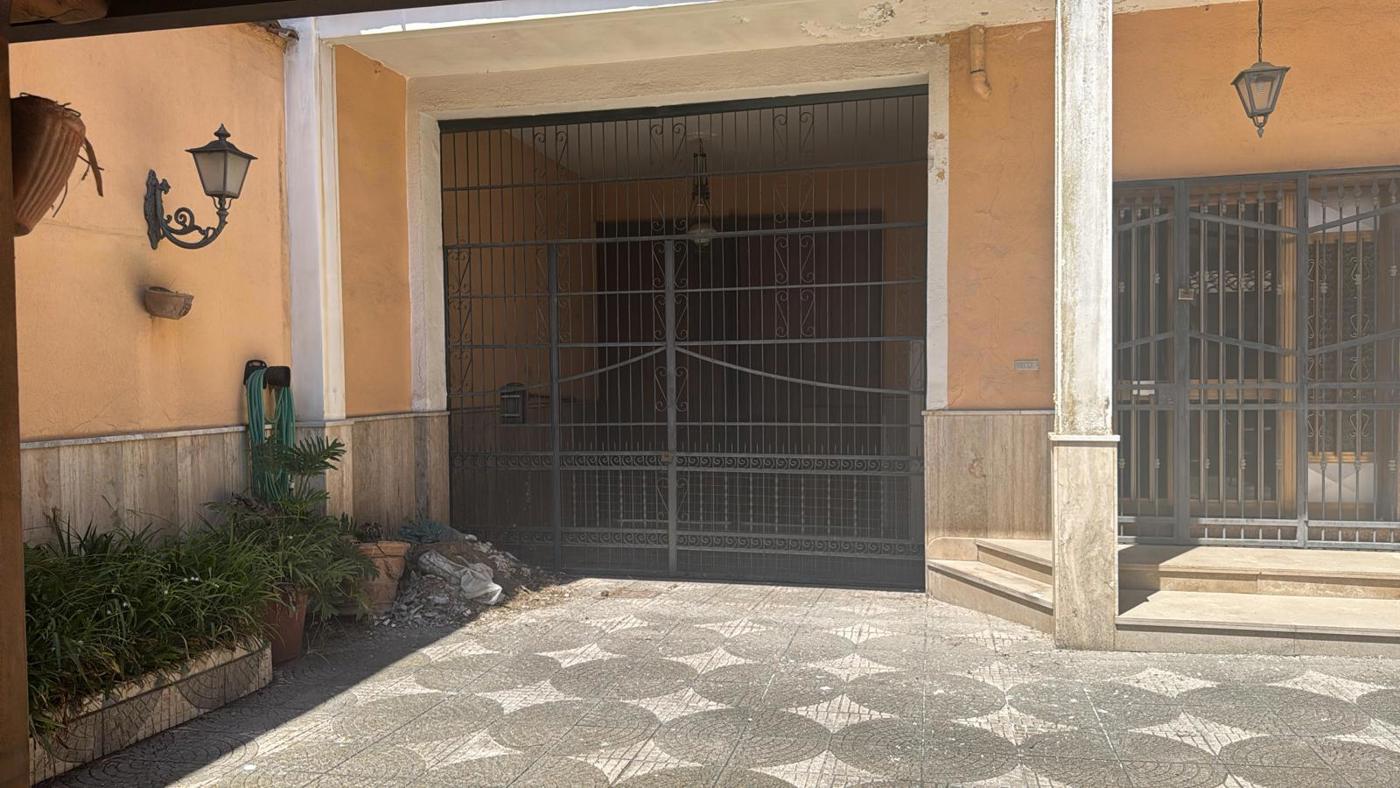 Stabile/Palazzo con giardino a Trentola-Ducenta