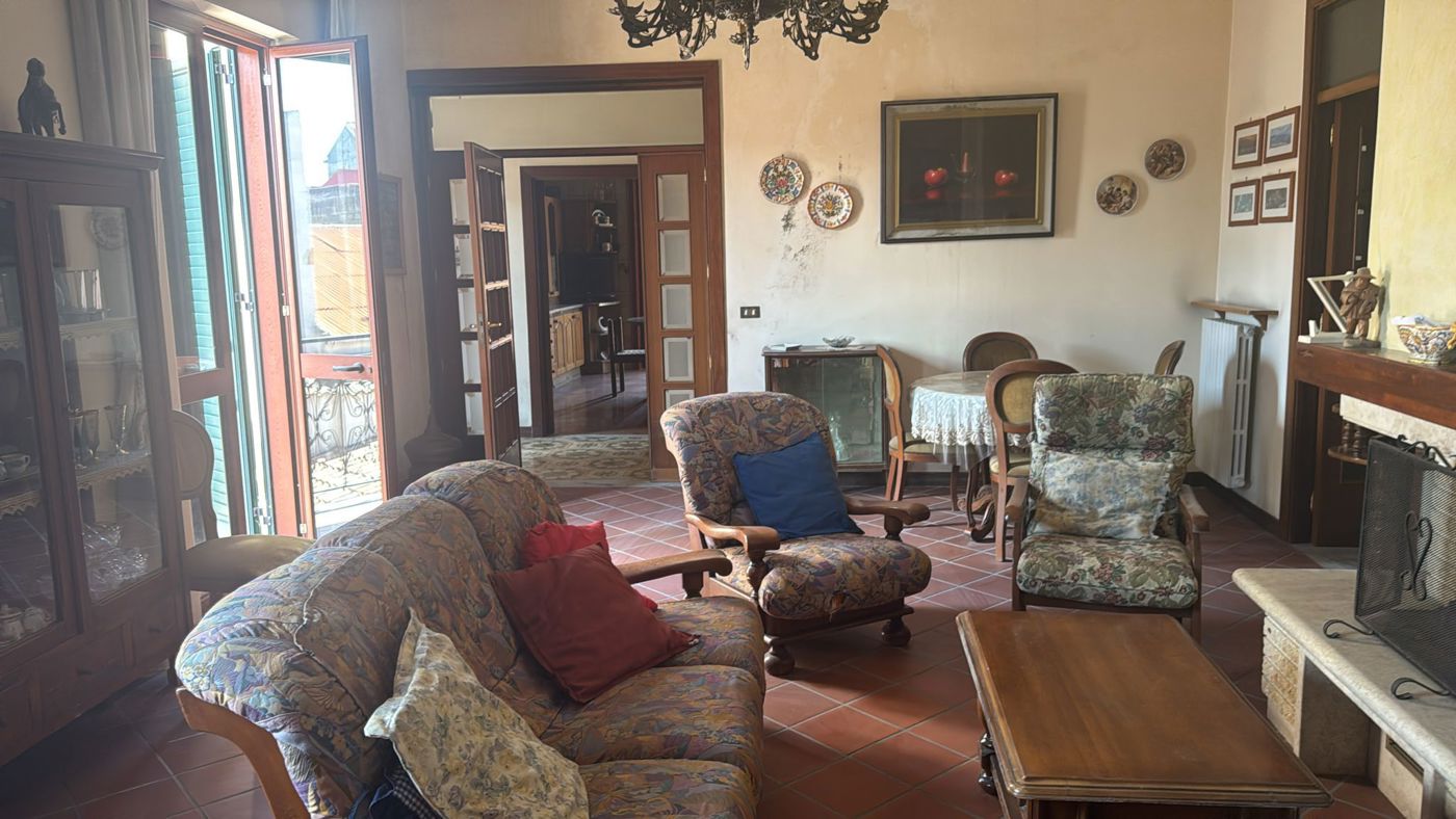 Stabile/Palazzo con giardino a Trentola-Ducenta