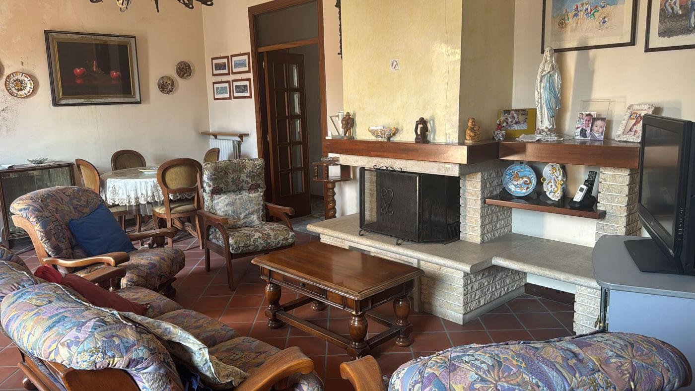 Stabile/Palazzo con giardino a Trentola-Ducenta