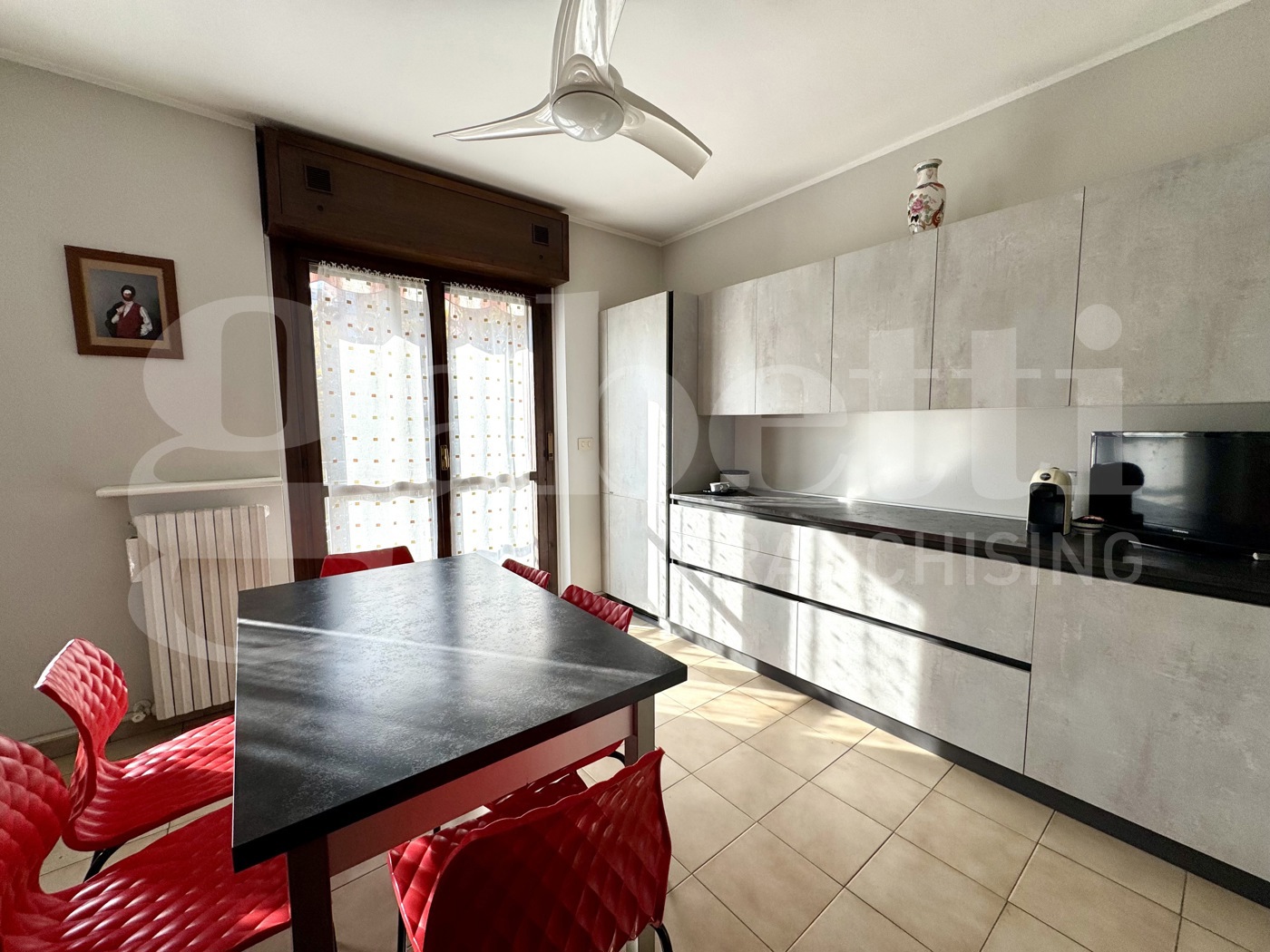 Trilocale con box a Collegno