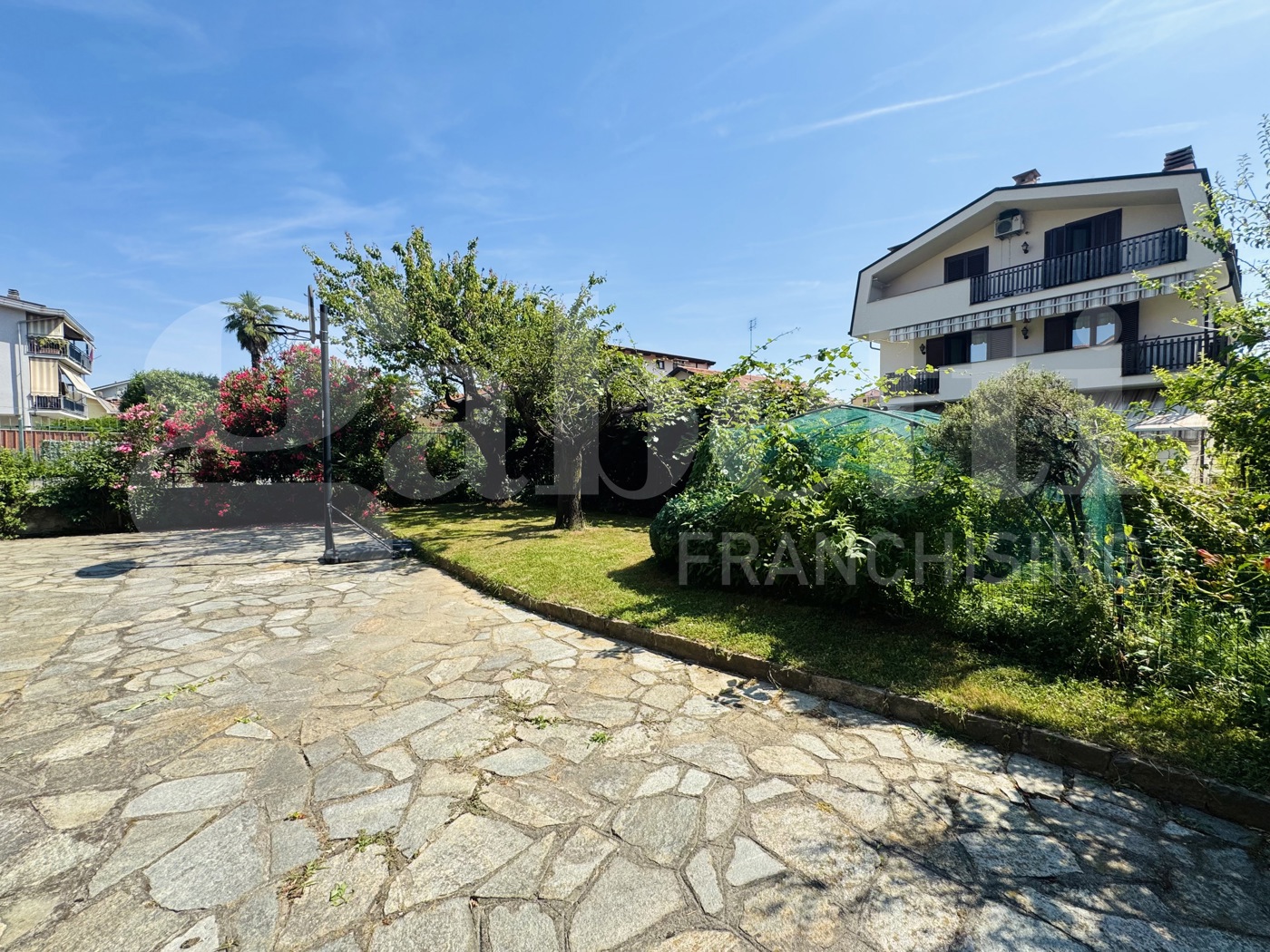 Villa Bifamiliare con giardino a Collegno