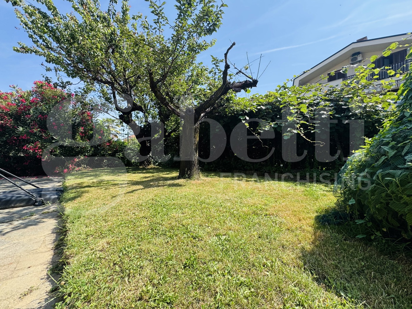 Villa Bifamiliare con giardino a Collegno