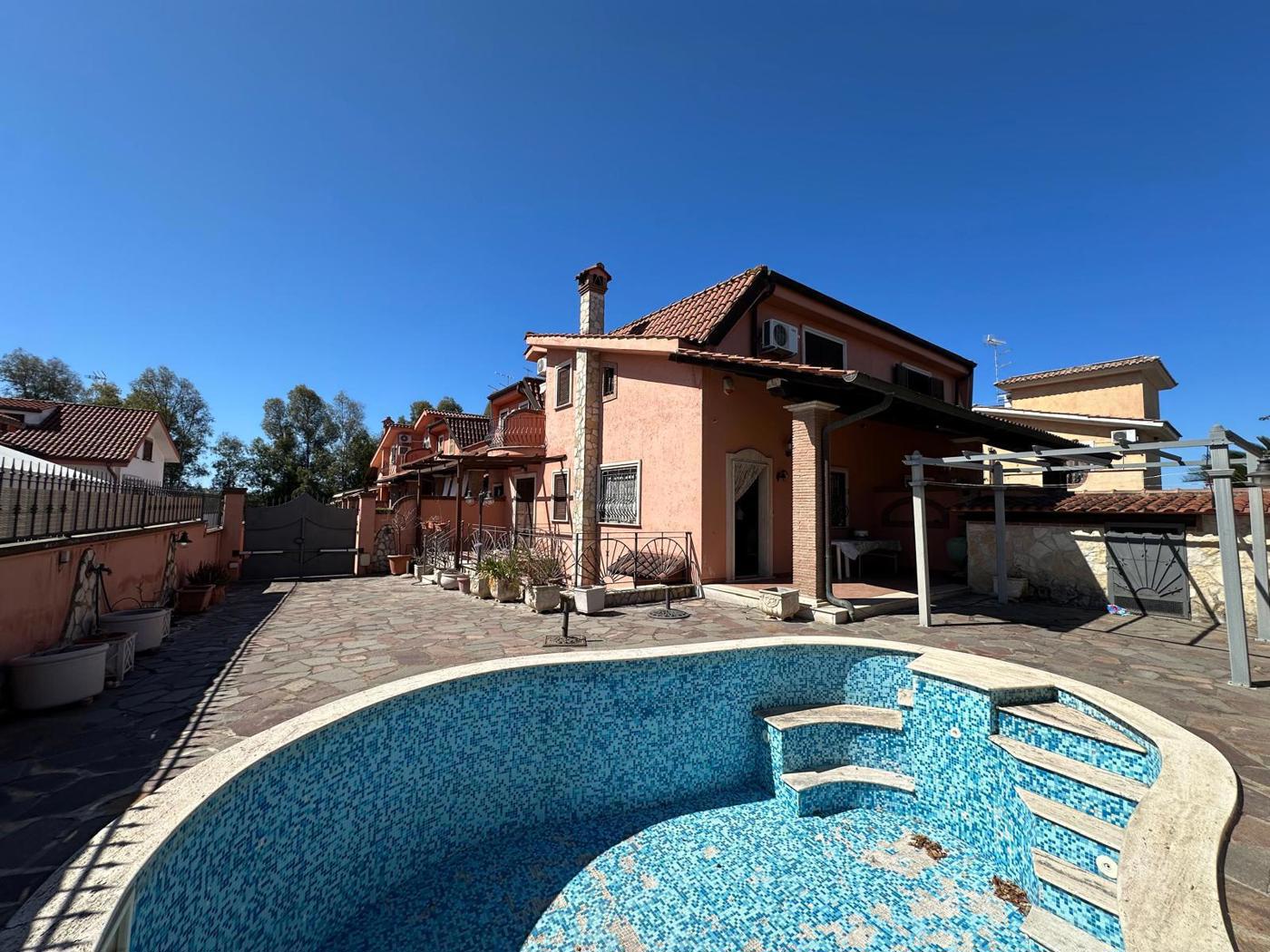 Villa con giardino a Ardea
