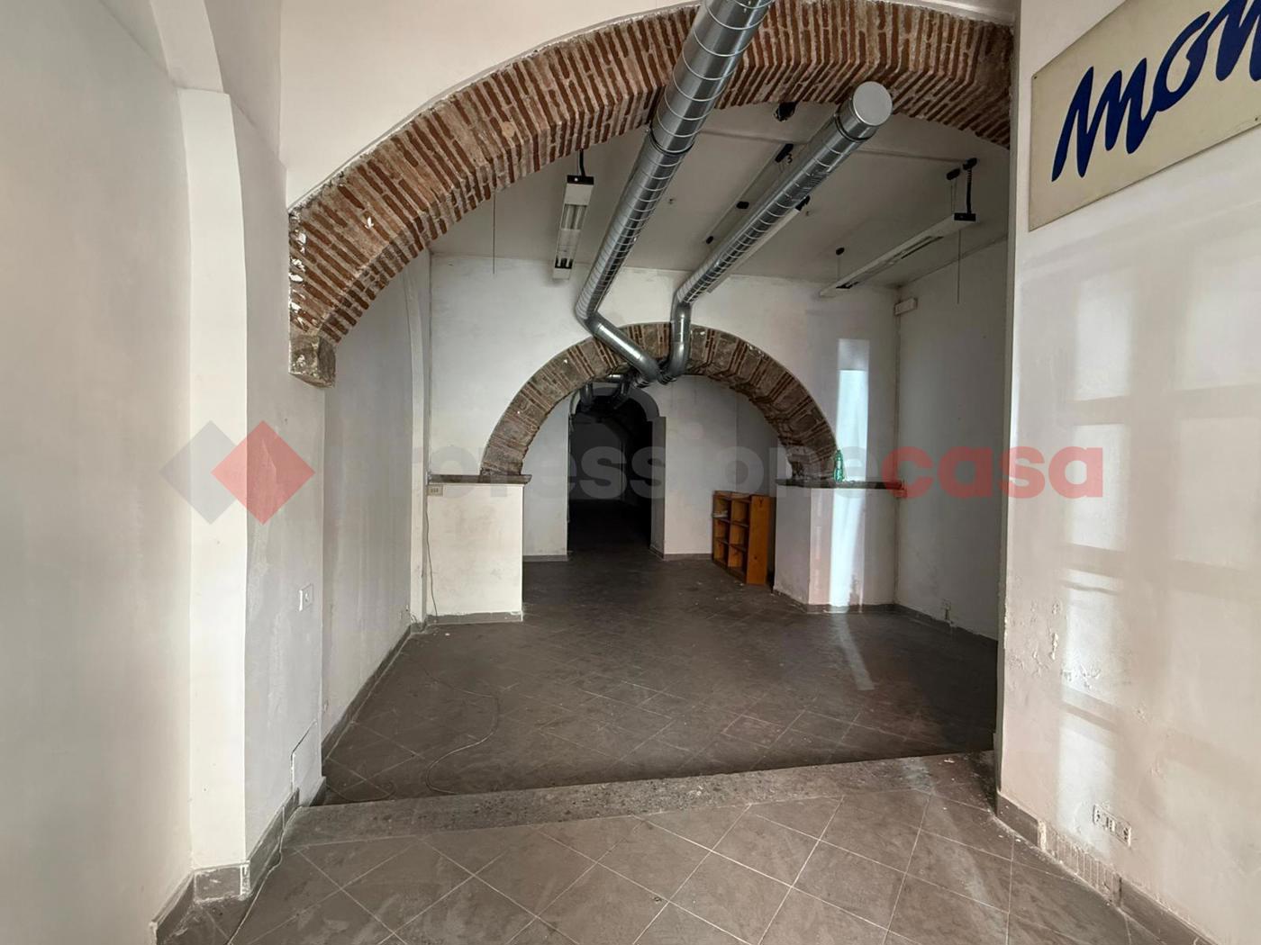 Negozio in vendita a Marino