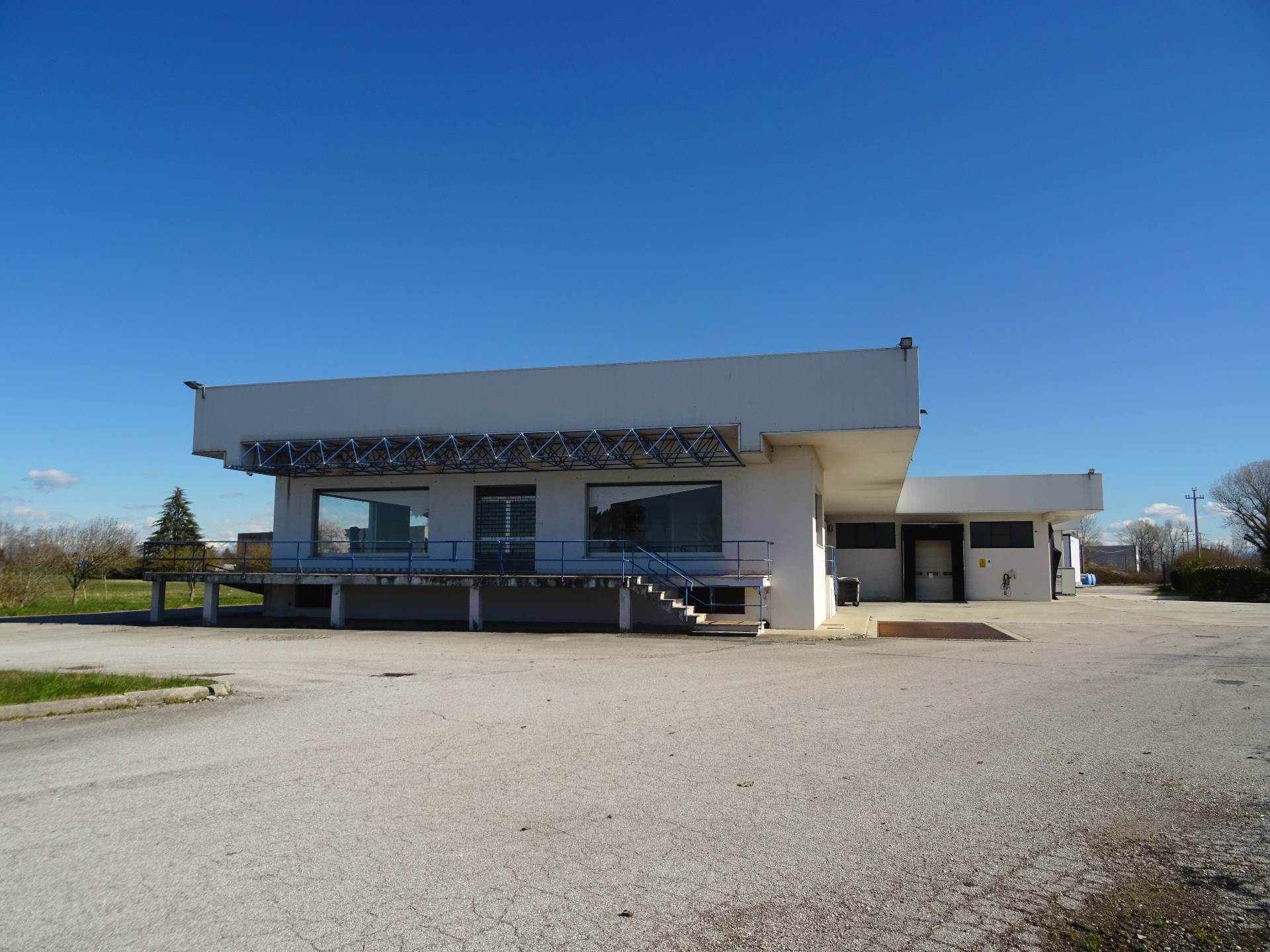 Locale commerciale in vendita a San Giorgio di Nogaro