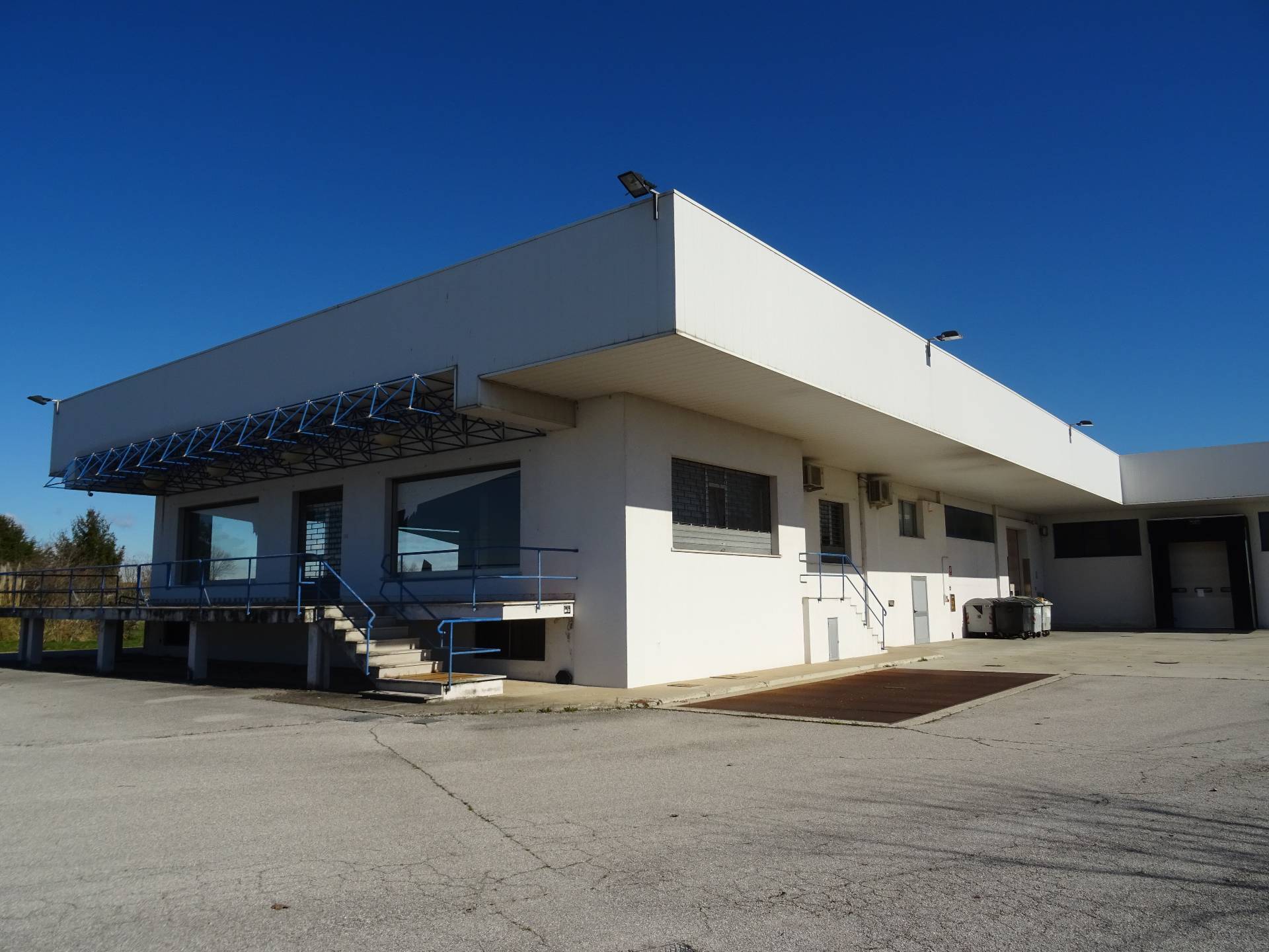 Locale commerciale in vendita a San Giorgio di Nogaro