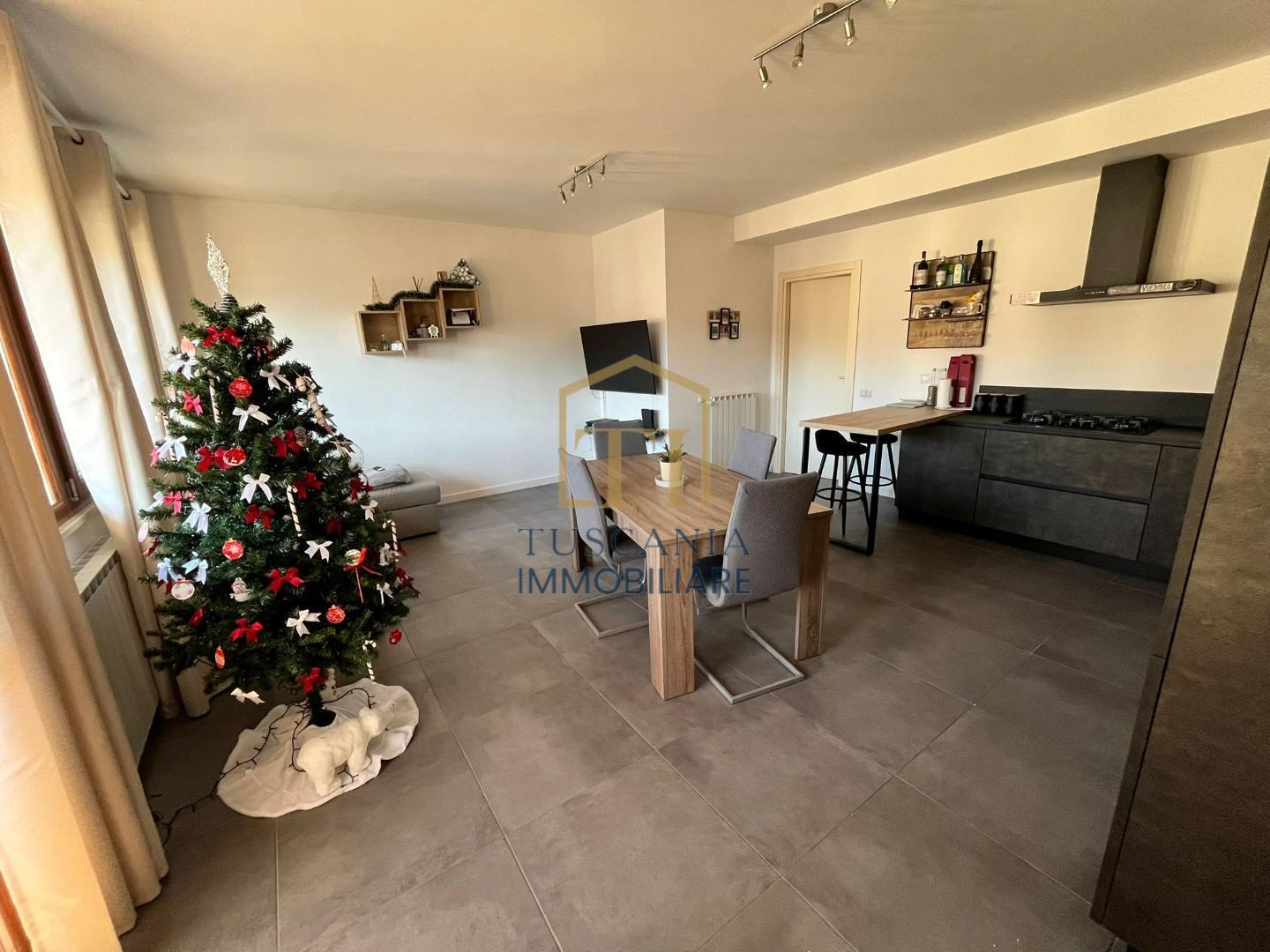 Trilocale con terrazzi a Colle di Val d'Elsa