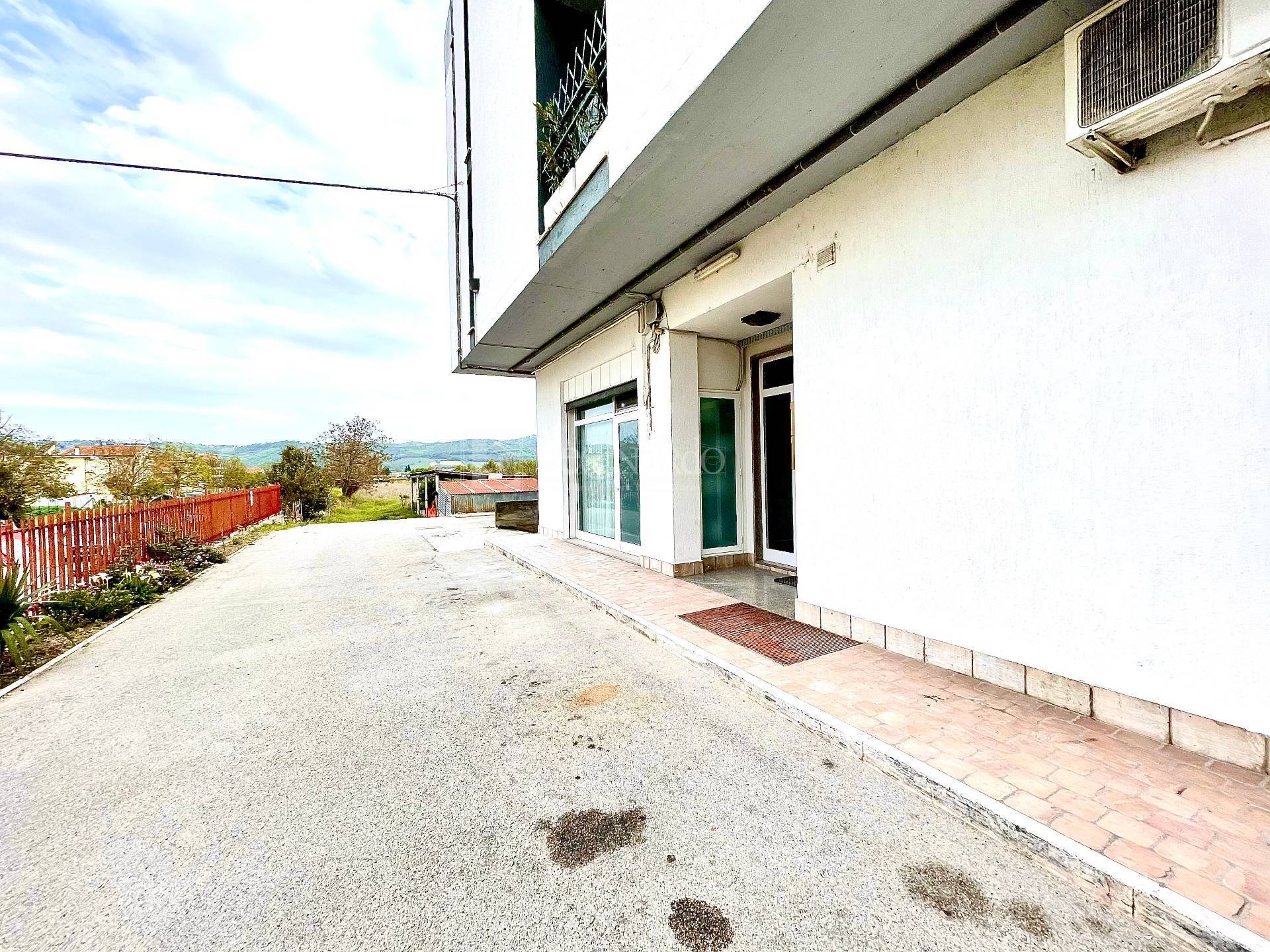 Locale commerciale in affitto a Monsampolo del Tronto, Stella di Monsampolo