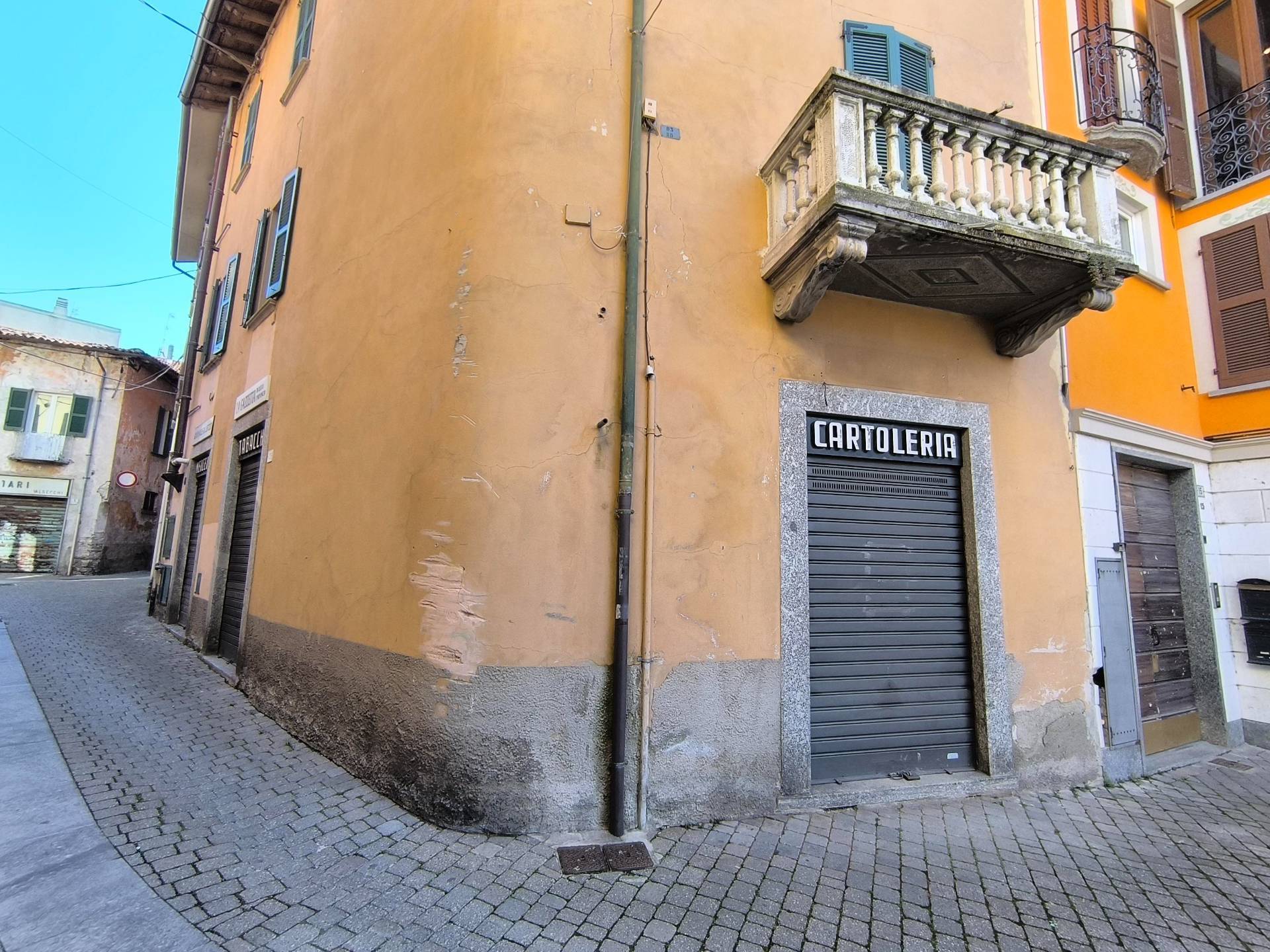 Locale commerciale in vendita a Civate