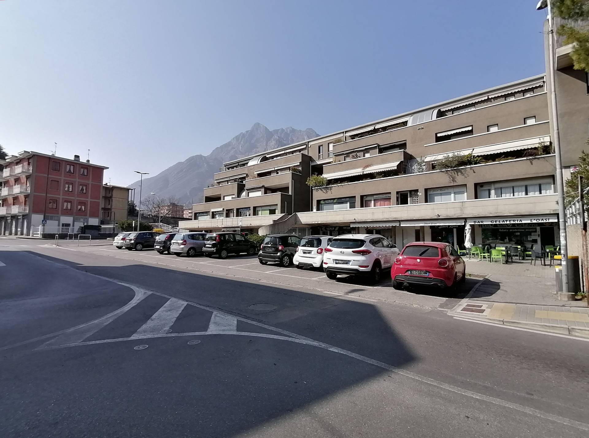 Locale commerciale in affitto a Valmadrera