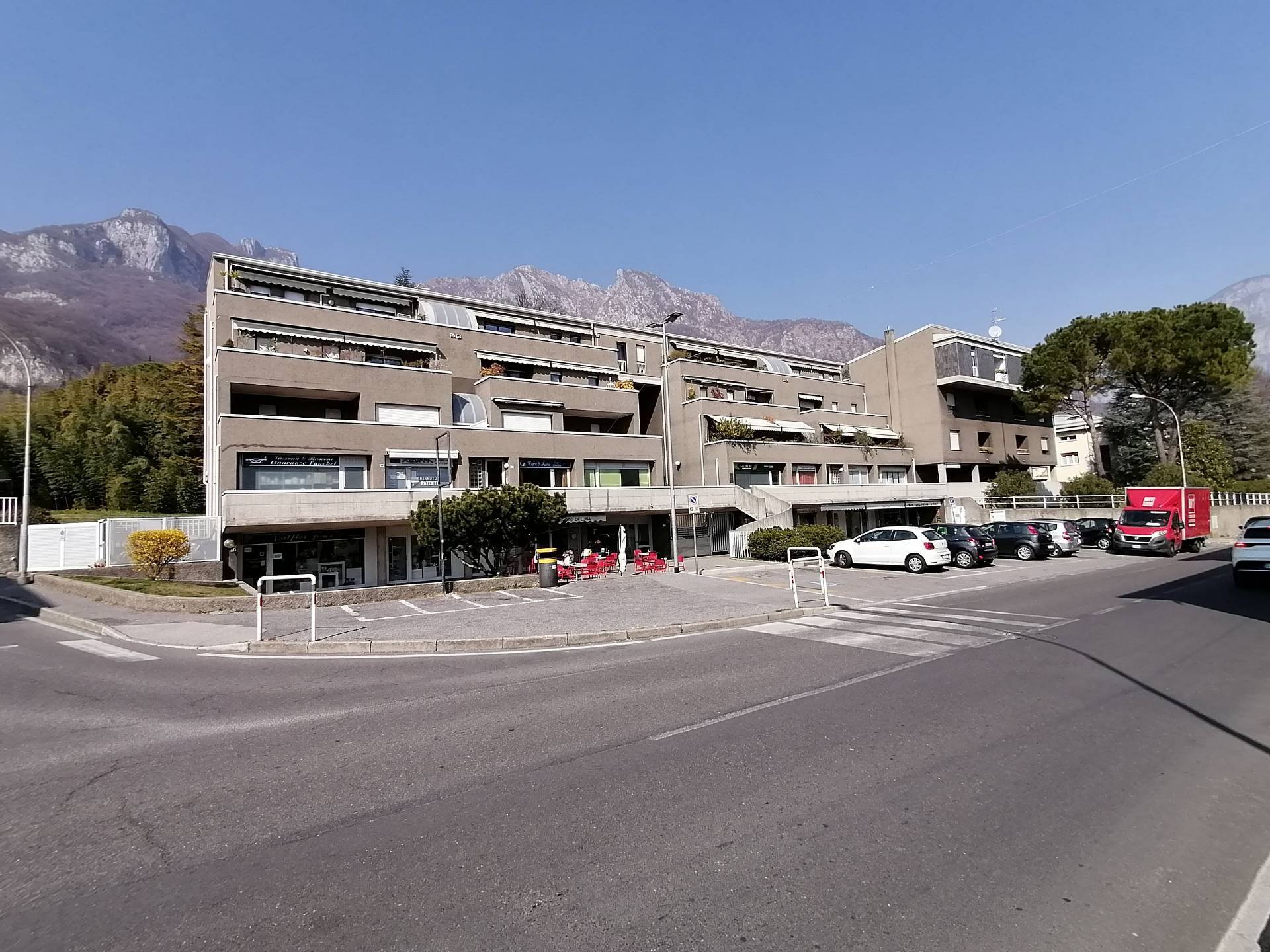 Locale commerciale in affitto a Valmadrera