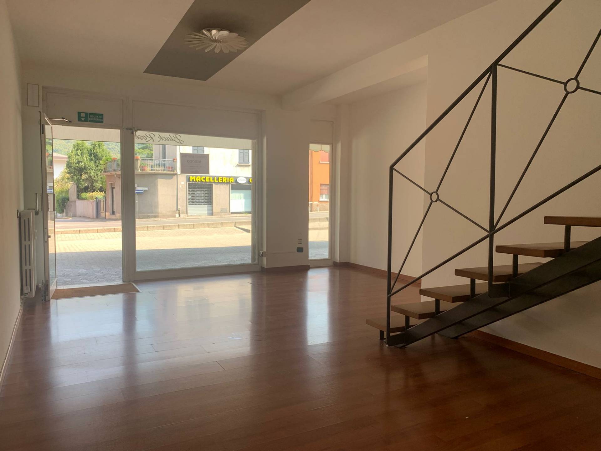 Locale commerciale in affitto a Valmadrera