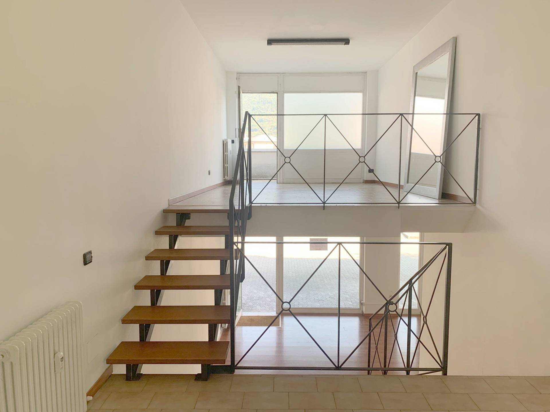 Locale commerciale in affitto a Valmadrera