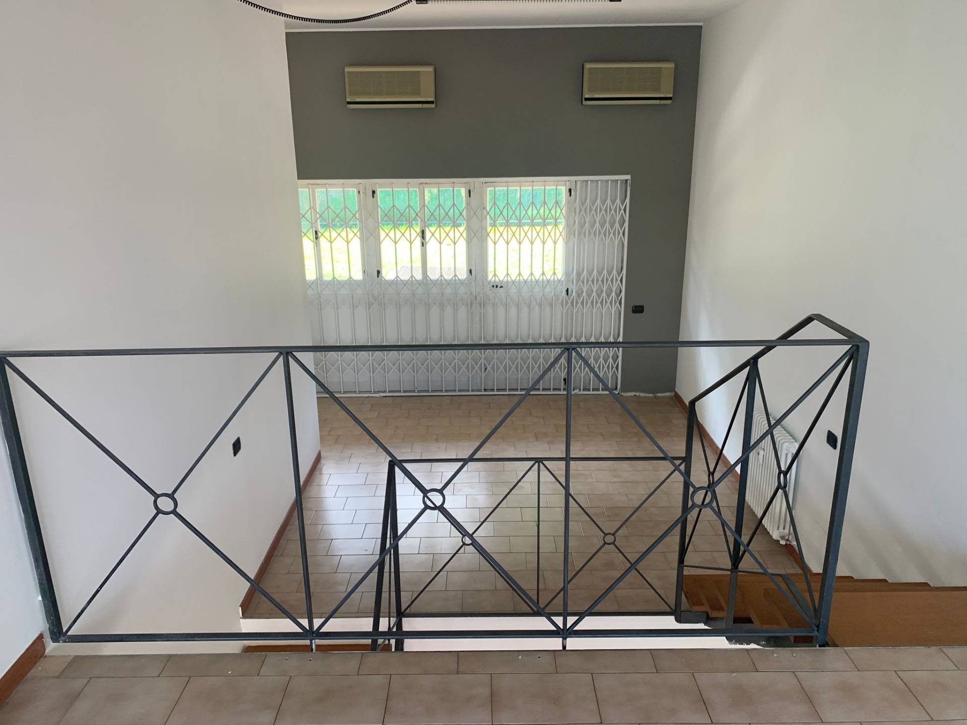 Locale commerciale in affitto a Valmadrera