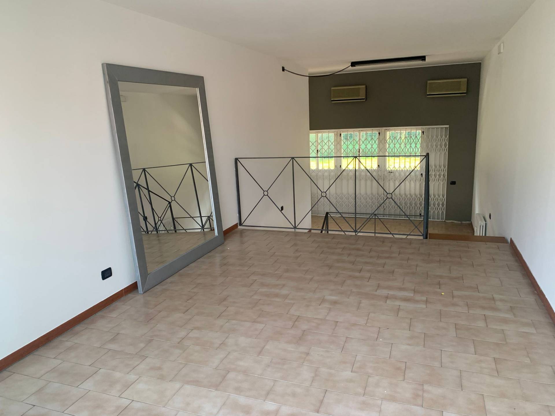 Locale commerciale in affitto a Valmadrera